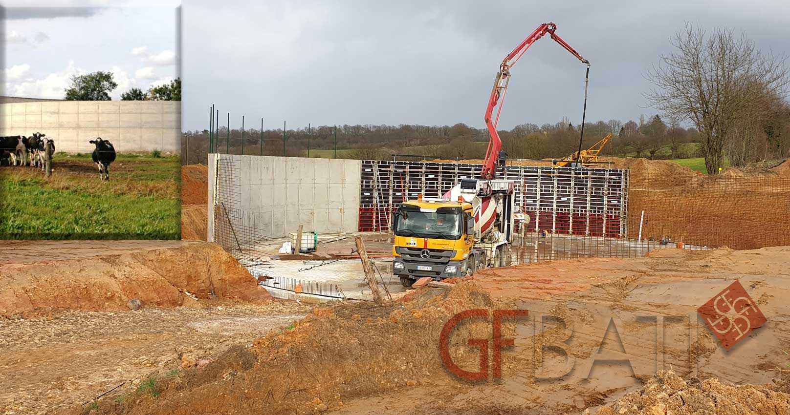 Vue camions sur chantier d'une fosse à lisier