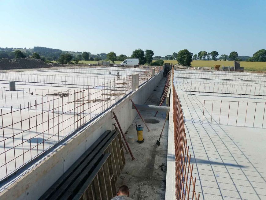 vue des soubassements et de la gaine de centralisation pour une porcherie sur caillebotis