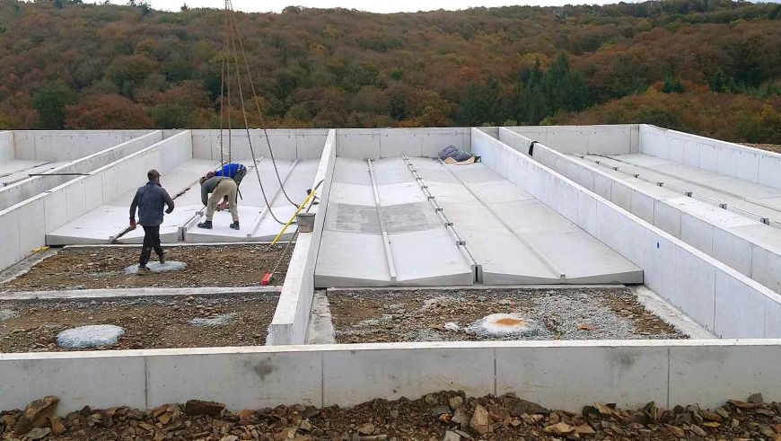 Vue de la pose des éléments préfabriqués