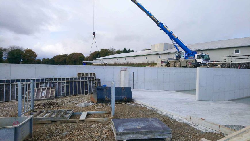 Vue de la pose des éléments préfa avec fumière au premier plan