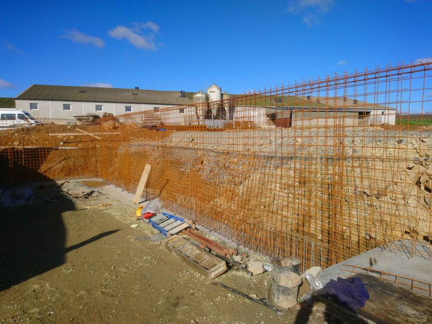 vue de la réalisation du ferraillage des murs pour un ouvrage de stockage de type fumière