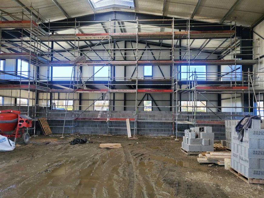 vue du coulage de la dalle d'un hangar de stockage